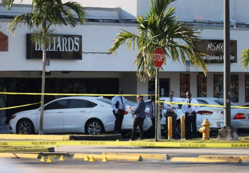 ¡Amanecer sangriento en Miami! Dos personas murieron y al menos 20 resultaron heridas este domingo cuando tres hombres dispararon contra la multitud reunida delante de una sala de concierto en Miami, EEUU. Fotos: AFP