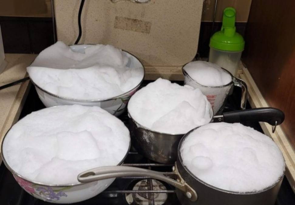 Las temperaturas congelantes destruyeron las tuberías de cientos de residencias obligando a los tejanos a descongelar la nieve para usarla como agua potable.