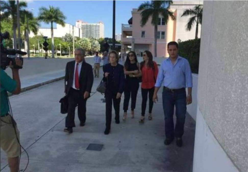 Familiares de Yankel Rosenthal después de escuchar la decisión de un juez de Miami de trasladar el caso a Nueva York, Estados Unidos. Foto tomada de @kikeflor