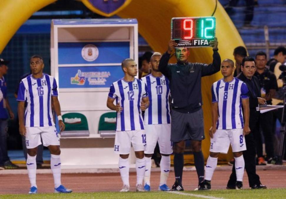 Fabián Coito dio entrada en el segundo tiempo a Rigoberto Rivas, Jonathan Rubio, Alex Lópex y Carlos Pineda.