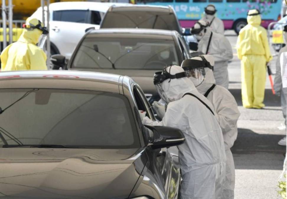 El país asiático cuenta con un sistema médico eficaz y desarrolló extensa campaña de detección, habilitando más de 500 clínicas ambulantes y auto-servicios para realizarlas y reducir los contactos entre enfermos potenciales y trabajadores de la salud.<br/>