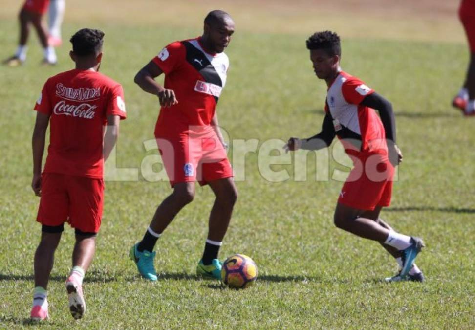 Wilson Palacios comienza a trabajar con el balón y hoy entrenó con sus compañeros.