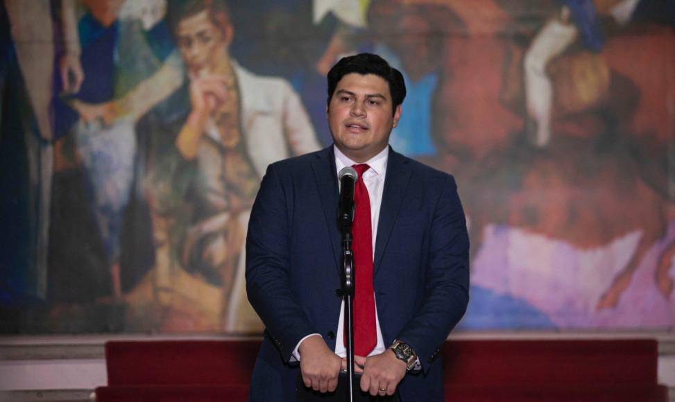 Marlon Ochoa, titular de la secretaría de Finanzas (Sefin), gana 111,200 lempiras mensuales.