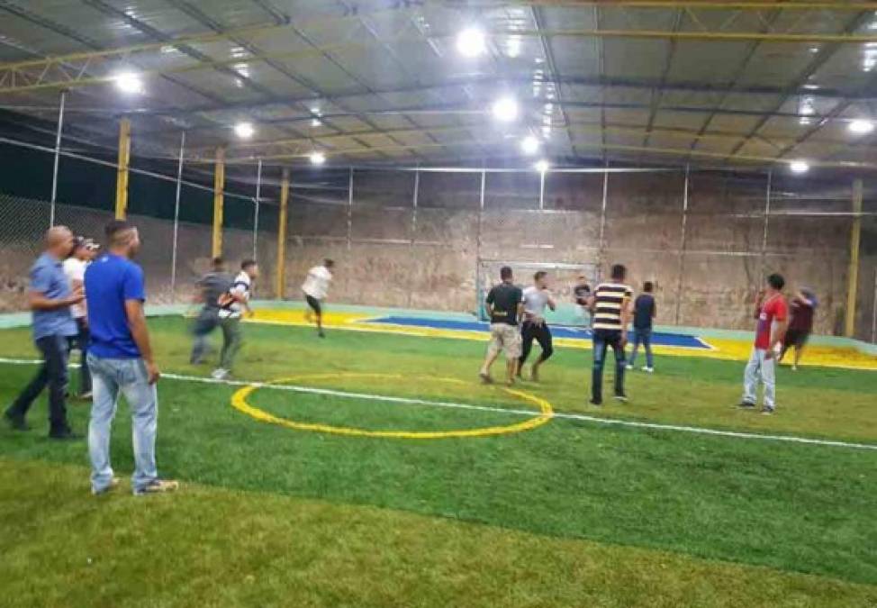 Henry Enamorado pasa su vida administrando las canchas de fútbol rápido.