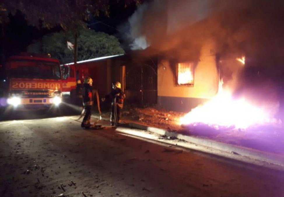 Bomberos apagaron el incendio antes que la posta quedara totalmente destruida.