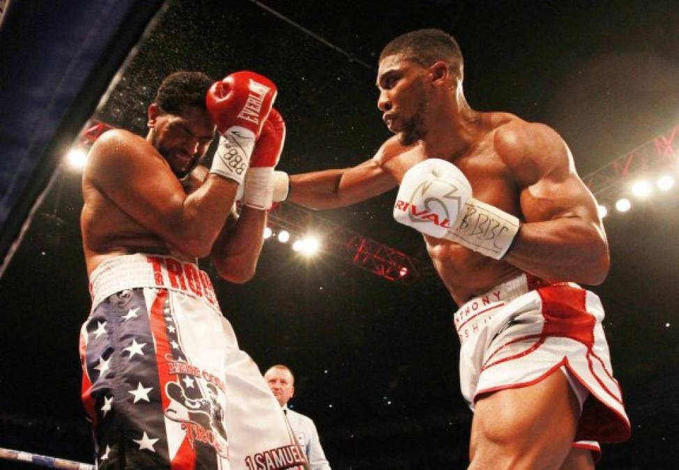 BOXEO. Golpe al estilo británico. Anthony Joshua, de Gran Bretaña, lanza un puñetazo a Dominic Breazeale por el Campeonato Mundial de los pesos pesados en la Arena de Londres. Foto: EFE/Sean Dempsey