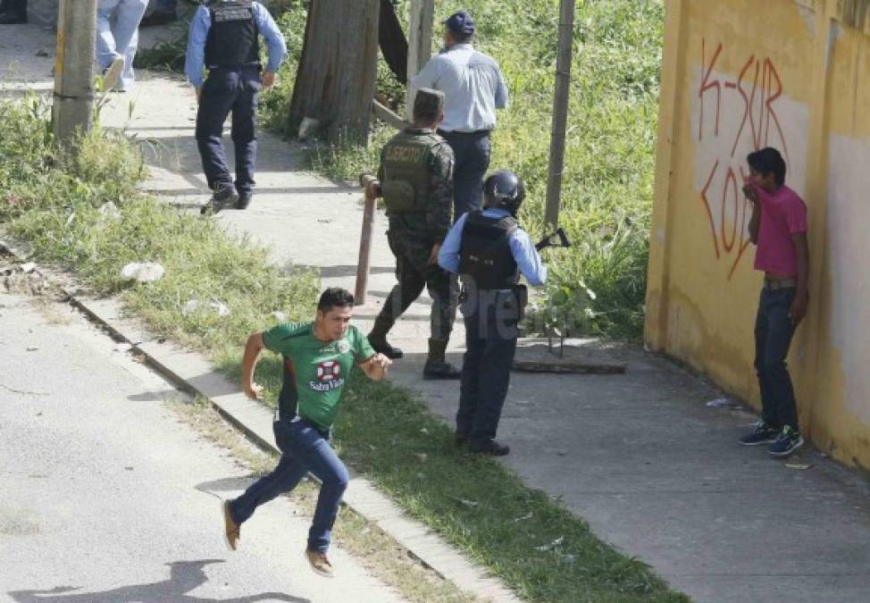 En las afueras del estadio del Marathón muchos tuvieron que salir corriendo para evitar ser lastimado.