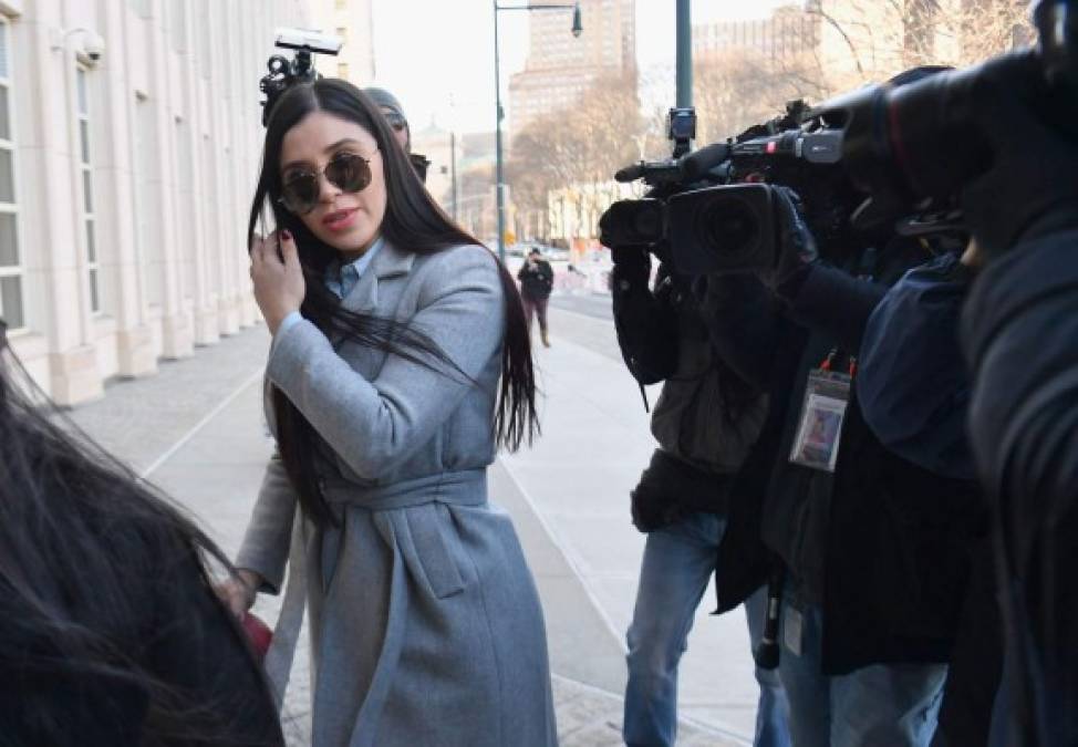 Emma Coronel, la esposa del narcotraficante mexicano Joaquín 'El Chapo' Guzmán, desafió las extremas temperaturas en Nueva York para asistir a la audiencia de los alegatos finales de la fiscalía estadounidense contra el ex jefe del cartel de Sinaloa.