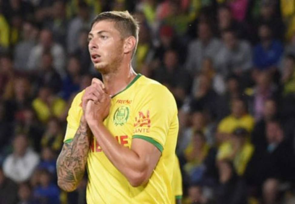 El féretro con los restos del futbolista argentino Emiliano Sala, muerto en un accidente aéreo entre Nantes y Cardiff el 21 de enero, arribaron a Argentina el viernes viernes para ser trasladado a su pueblo natal Progreso (centro-este) .