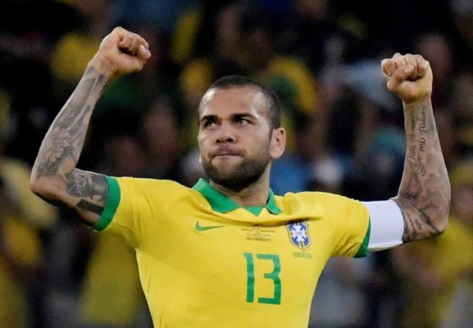 Según el medio brasileño UOL, el Inter de Milán le ha hecho una oferta al defensa brasileño Dani Alves de 36 años. El capitán de la selección brasileña también se plantea regresar al fútbol español, siendo el Barça y el Atleti sus opciones.