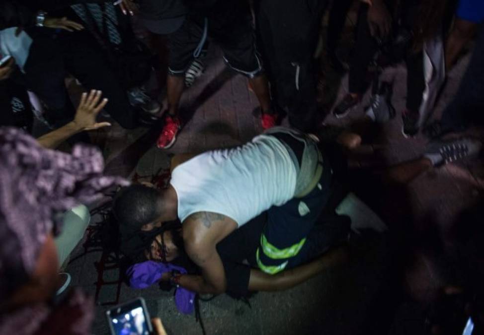 Un joven que resultó herido de gravedad durante las violentas protestas en Charlotte por la muerte de un hombre afroamericano a manos de la policía, falleció dos días más tarde (el viernes) en un hospital de Carolina del Norte.