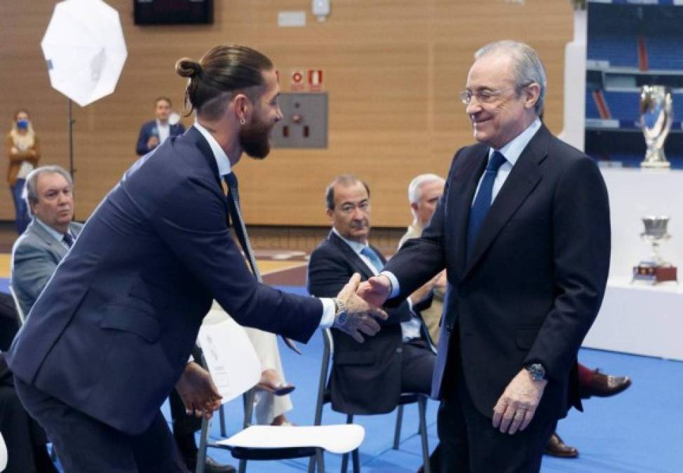 El saludo entre Florentino Pérez y Sergio Ramos antes de comenzar el acto de despedida del defensa español.