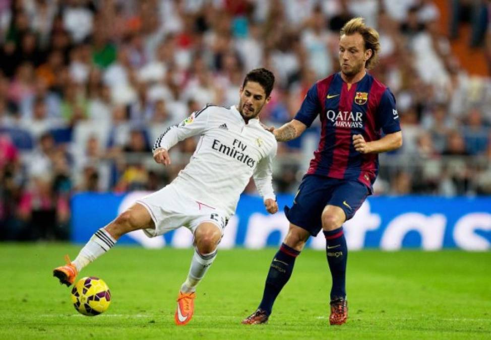 Isco es marcado por el croata Ivan Rakitic.