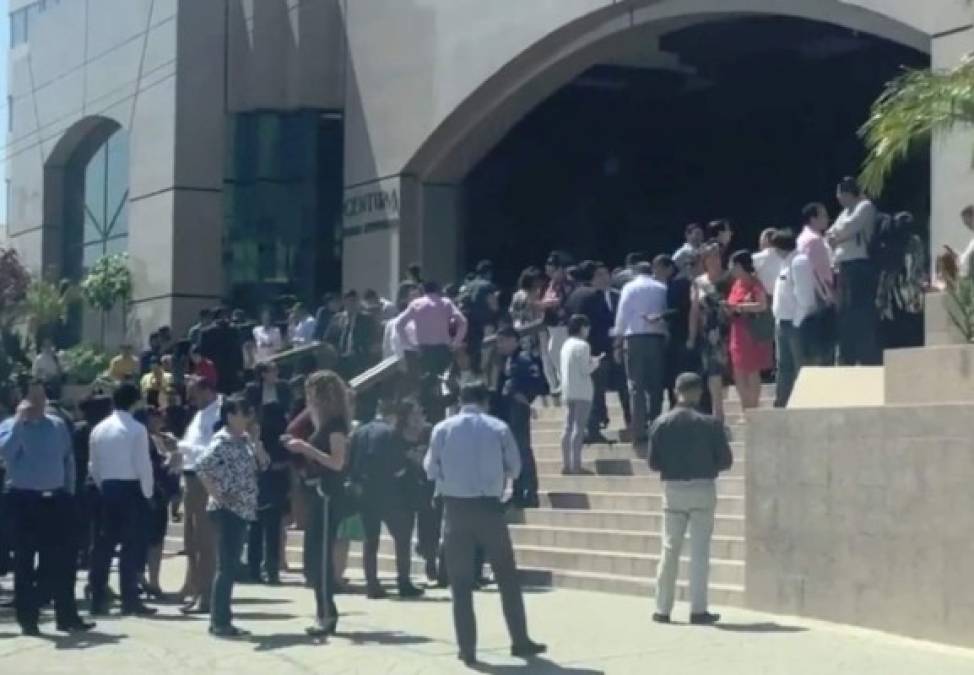El temblor se sintió hasta Tijuana, donde ciudadanos alarmados salieron de sus oficinas buscando refugio.