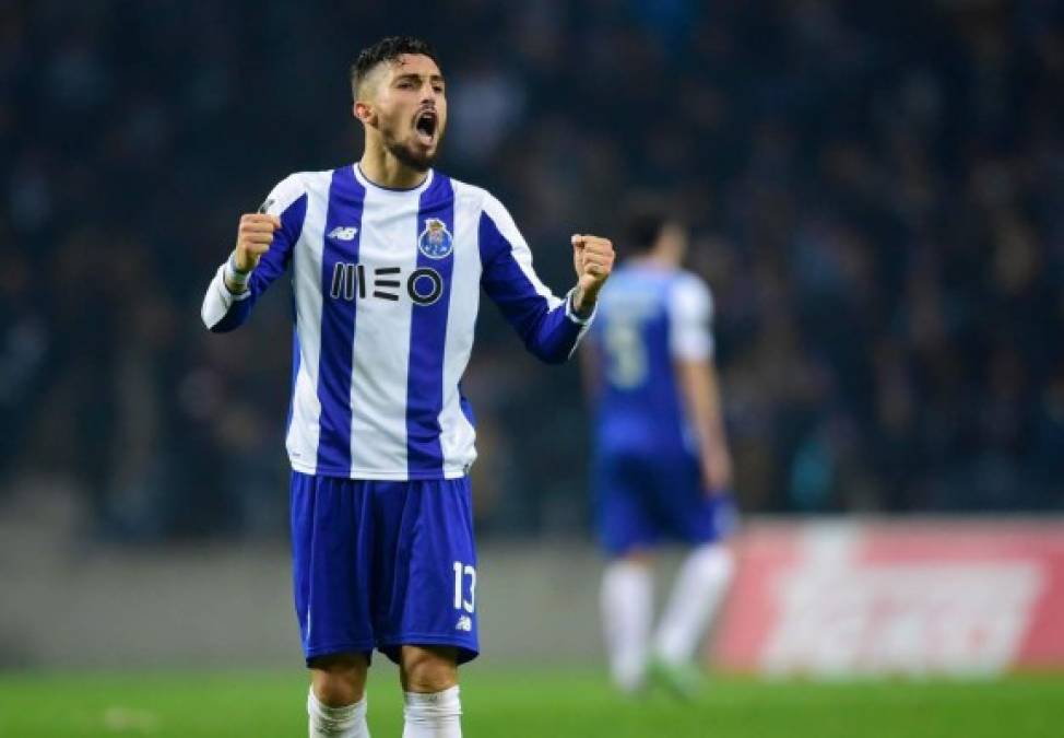 El Manchester United habría llegado a un acuerdo con el lateral izquierdo brasileño Alex Telles, ante el 'no' de Sergio Reguilón que irá al Tottenham. Según apunta RMC, el jugador del Porto y los ingleses han cerrado las conversaciones pero falta el acuerdo con el club portugués, que tiene también una oferta del PSG.