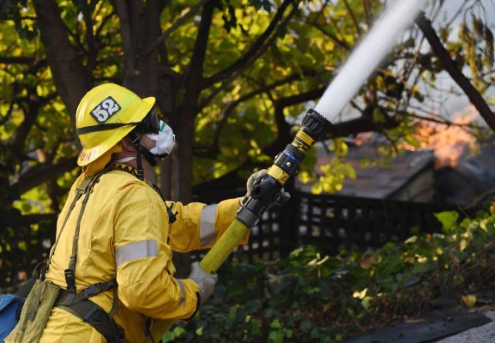 El presidente Donald Trump envió a través de su cuenta de Twitter un mensaje de aliento a los damnificados: 'Nuestros pensamientos y oraciones están con cada uno de los afectados por los incendios forestales de California'.