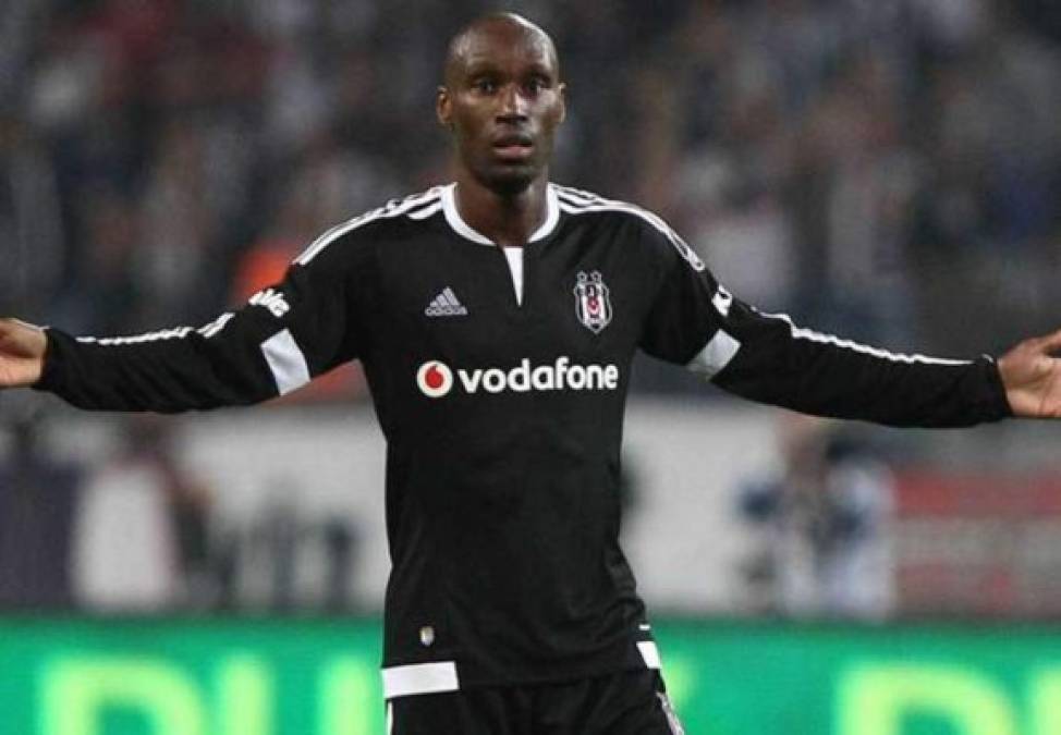 Atiba Hutchinson (Canadá) milita en el Besiktas JK de la Superliga de Turquía, es un destacado volante de contención.