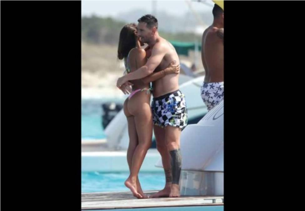 Messi y Antonela se dejaron ver muy cariñosos a bordo del yate en Ibiza.<br/><br/>Foto cortesía Infobae