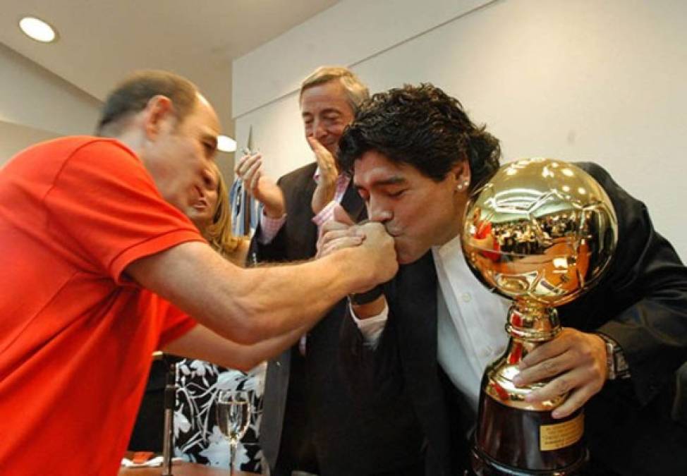 Diego Armando Maradona, para muchos el mejor jugador de todos los tiempos, tuvo como ejemplo a su compatriota argentino Ricardo Bochini, un hito de Independiente de Avellaneda, pese a que el 'Pelusa' no es hincha ni jugó con los 'Diablos Rojos'.
