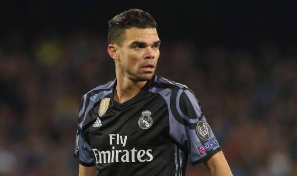 Pepe: Central internacional portugués del Real Madrid, esperará hasta el último día de su contrato con el club, el próximo 30 de junio, para poder continuar vistiendo de blanco y no cierra la puerta a su continuidad, asegurando que en este momento su mente y la del club está en la final de Cardiff de la Champions.