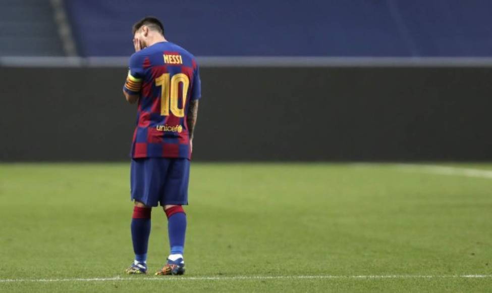Messi, solitario sufriendo por la dura derrota.