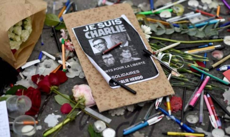 El ataque a la sede del semanario francés Charlie Hebdo en París, dejó 12 personas muertas y 11 heridos cuando dos hombres armados entraron disparando el 7 de enero de 2015.