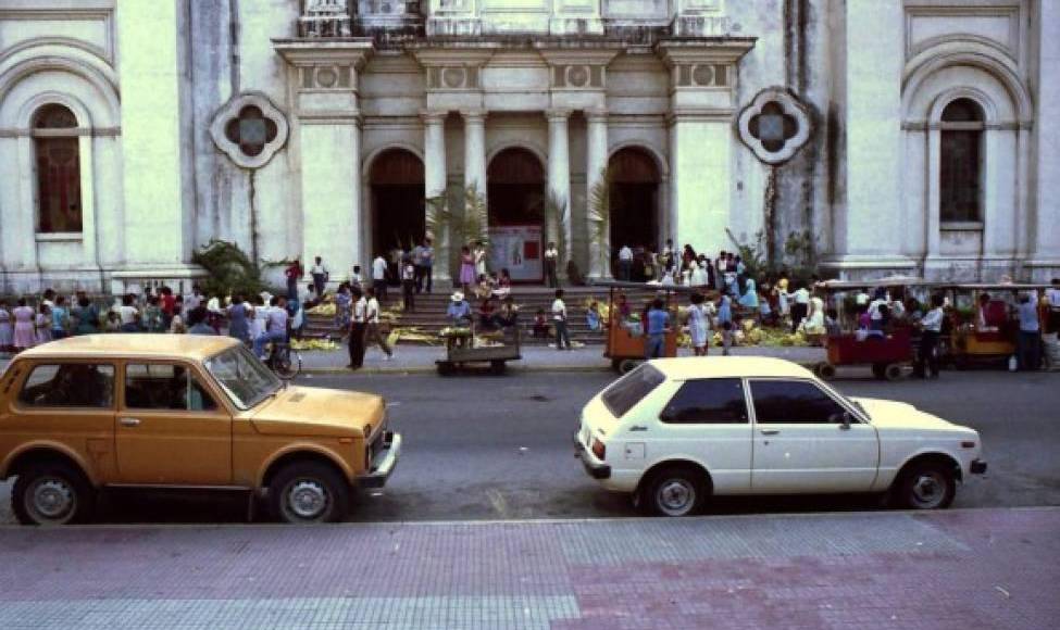 Vista frontal de la catedral San Pedro Apóstol en los años 80.