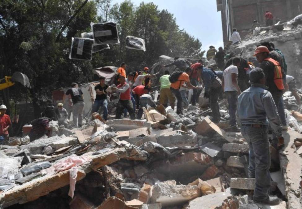 En la esquina de Alvaro Obregón y Medellín se derrumbó casi por completo una clínica de medicina alternativa de cinco pisos.