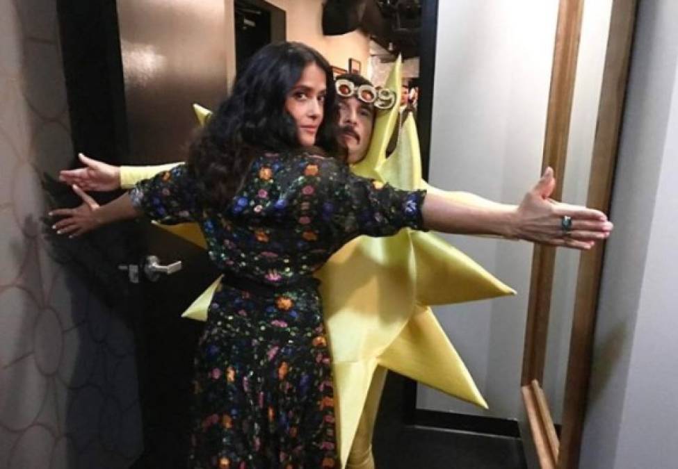 Salma Hayek: 'Guillermo and I reenacting the eclipse🌗' (Guillermo y yo recreando el eclipse #jimmykimmel @iamguillermo #eclipse #sunandmoon'.