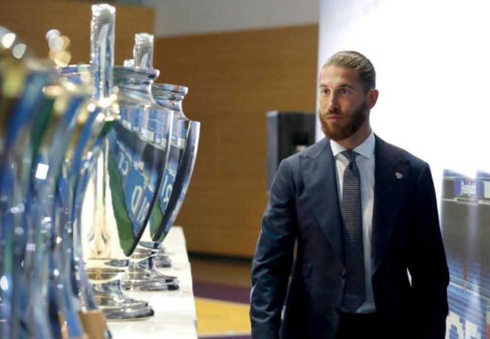 Sergio Ramos se despidió del Real Madrid tras 16 temporadas y lo hizo en una emotiva comparecencia. “Quiero aclarar que nunca me he querido ir, siempre me he querido quedar. Me remonto a la Liga del confinamiento, que la ganamos y la celebramos por el trabajo que nos costó. El club me ofreció la renovación pero por el coronavirus se retrasó todo. En estos últimos meses el club me hace una oferta de un año con bajada de salario. El dinero nunca fue un problema. El presidente lo sabía de mi boca. Era un tema de años: me ofrecían un año y yo quería dos. Recalco que el tema económico nunca ha sido problema conmigo. Llegado a este punto, en las últimas charlas o conversaciones, como queráis denominarlas. Cuando acepto la oferta me dicen que ya está fuera de plazo. Aunque di el OK a la última oferta o propuesta, se me comunica que tenía una fecha de caducidad y yo no me había enterado“, explicó el defensa.<br/><br/>Foto - Twitter @RealMadrid