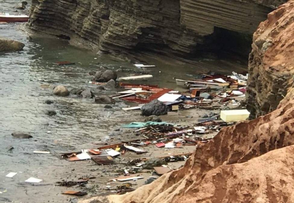 Romero indicó que los organismos de socorro al llegar a la escena encontraron 'personas en el agua, ahogándose, siendo succionadas por la corriente de resaca', mientras otras ya habían llegado a la orilla.