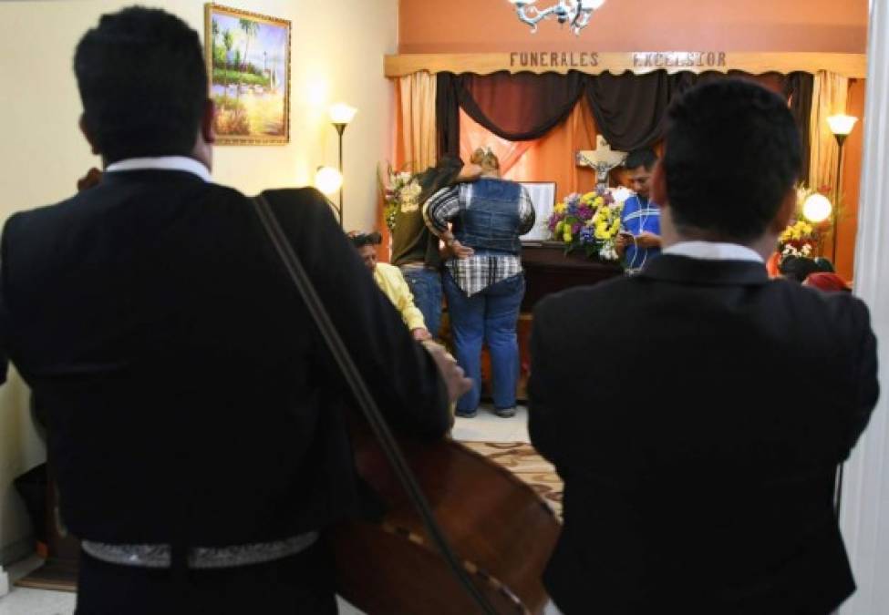 Un mariachi canta durante el funeral de Carlos Torres,.