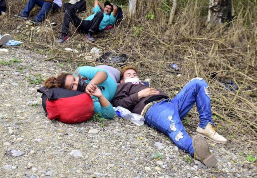 Desde la tarde de este viernes, olas de caminantes se agruparon del lado hondureño de la frontera, luego de comenzar su travesía de madrugada en la ciudad de San Pedro Sula. Algunos habían acortado el camino subiéndose a camiones o vehículos en la carretera.<br/>