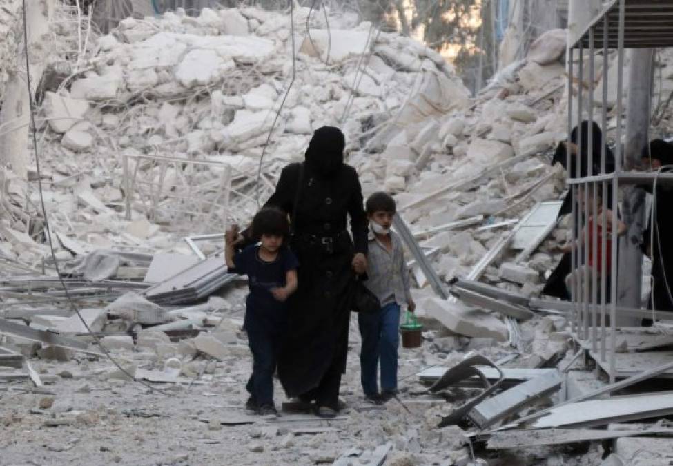 La lluvia de bombas lanzada desde hace tres días ha dejado al menos 115 muertos, 14 de ellos este domingo al amanecer, según un nuevo balance del Observatorio Sirio de Derechos Humanos (OSDH). Entre ellos, figuran 19 niños y mujeres atrapados bajo las ruinas de los edificios destruidos por los bombardeos.