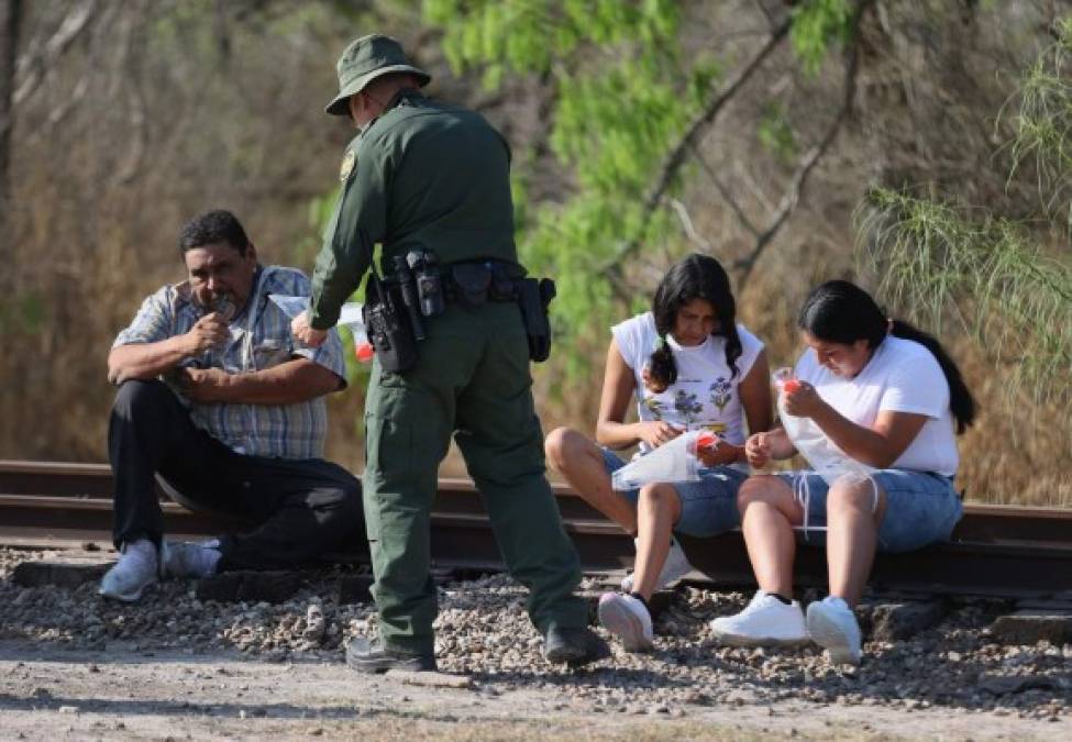 Para mejorar la atención de los menores, el gobierno planea abrir nuevos centros de acogida temporales, especialmente en bases militares de Texas, que podrían albergar 5.000 camas para alojar a los niños migrantes, indicó Biden.