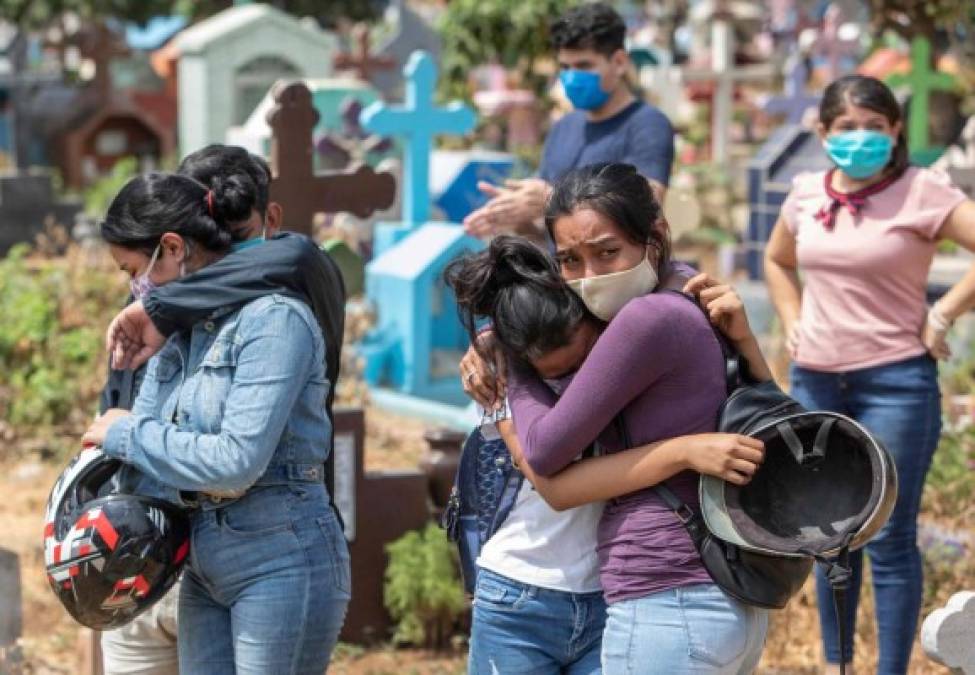 TOPSHOT - Relatives and friends of a mechanic called Roberto, who died at a hospital with symptoms of the novel coronavirus, COVID-19 and did not have a wake before his burial, cry at the Milagro de Dios Cemetery in Managua, on May 9, 2020. - The novel coronavirus has killed at least 276,435 people worldwide since the outbreak first emerged in China last December, according to a tally from official sources compiled by AFP at 1900 GMT on Saturday (Photo by Inti OCON / AFP)