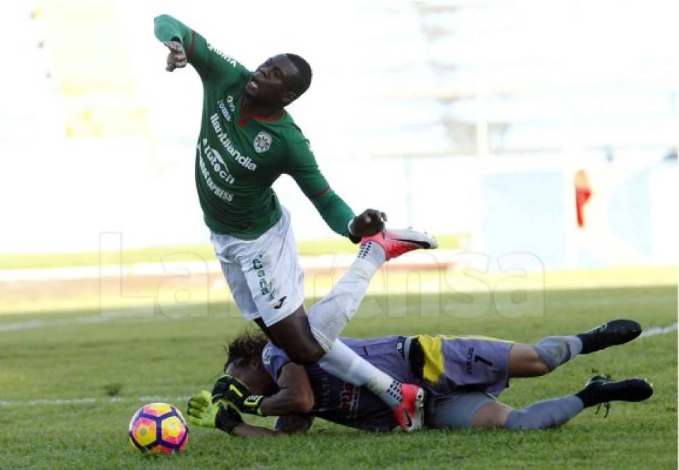 Yustin Arboleda cayó al césped y el árbitro compró. Pitó el penal.