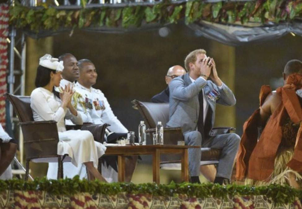 El príncipe Harry tomó una bebida llamada kava de un bol común.<br/>Esta bebida, a base con raíces de una planta parecida al pimentero, provoca una leve parálisis en la cara y tiene un sabor de agua con barro.