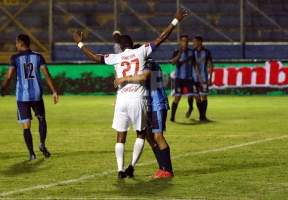 Así sujetaba la defensa del Real de Minas a Jerry Bengtson.