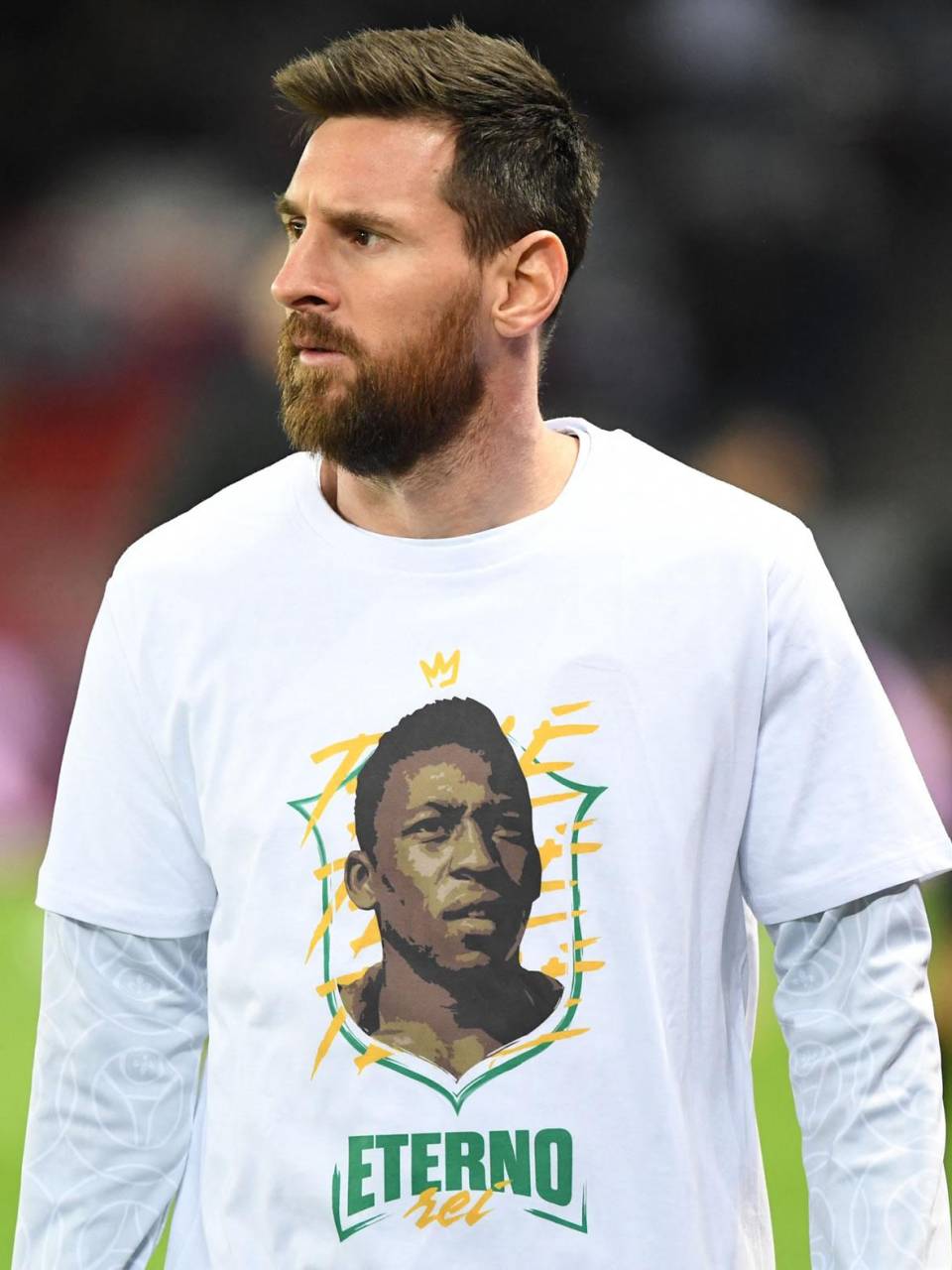 La camiseta homenaje a Pelé que lució Messi en el calentamiento previo al inicio del partido.