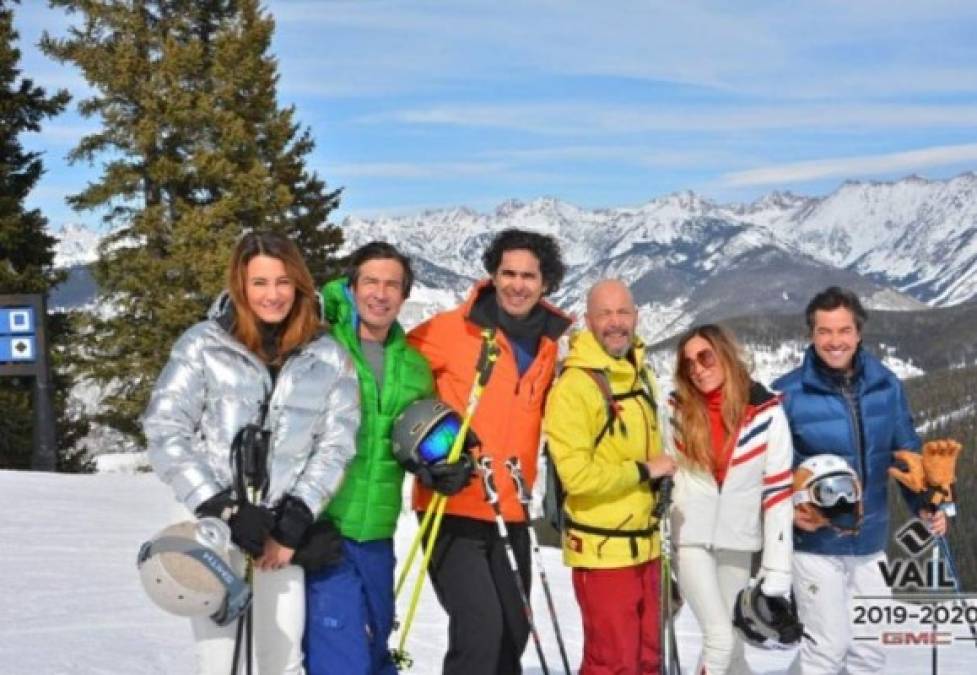 Miguel Ángel Fox y Eduardo Clemesha viajaron a Vail, Colorado, donde estuvieron conviviendo con varias personas de origen italiano, 'varios de los que viajaron empezaron a sentir síntomas de cansancio, garganta seca, tos, por lo que no dudaron en hacerse las pruebas de manera urgente y sorpresa la que se dieron al confirmar que presentaban el virus en su cuerpo, lo alarmante es que los productores estuvieron durante estos días conviviendo con cientos de personas entre familiares, amigos y eventos públicos en México', publicó la revista.