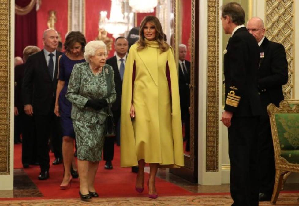 Los Trump fueron recibidos por la reina Isabel II en el palacio de Bukingham para una cena formal ofrecida por la monarca en honor a los líderes mundiales que asisten a la cumbre de la OTAN.