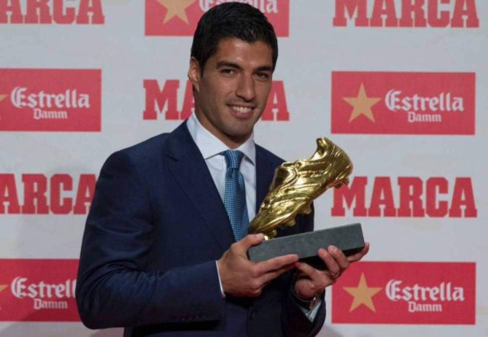 El jugador uruguayo del Barcelona Luis Suárez ha recibido este jueves su segunda Bota de Oro, que le acredita como máximo goleador del curso 2015-16, y ha dicho que, antes de pensar en el tercer galardón, prefiere centrarse en intentar ganar la Liga, la Liga de Campeones y la Copa del Rey con el club azulgrana.