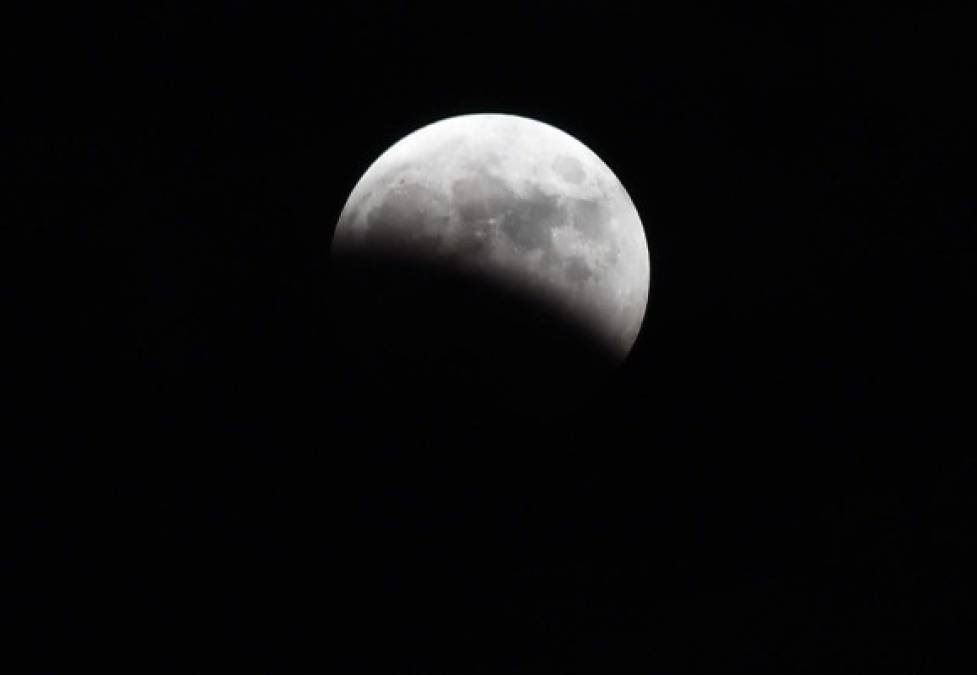 Vista de la luna tomada desde Busan (Corea del SuR) hoy, miércoles 8 de octubre de 2014, durante un eclipse lunar completo.