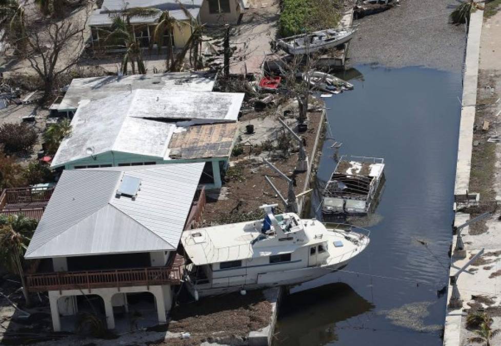 A lo largo de la ruta hasta Islamorada se ven palmeras desraizadas, postes caídos y yates hundidos. Las casas están rodeadas de escombros. El olor entre marino y podrido llena el aire.