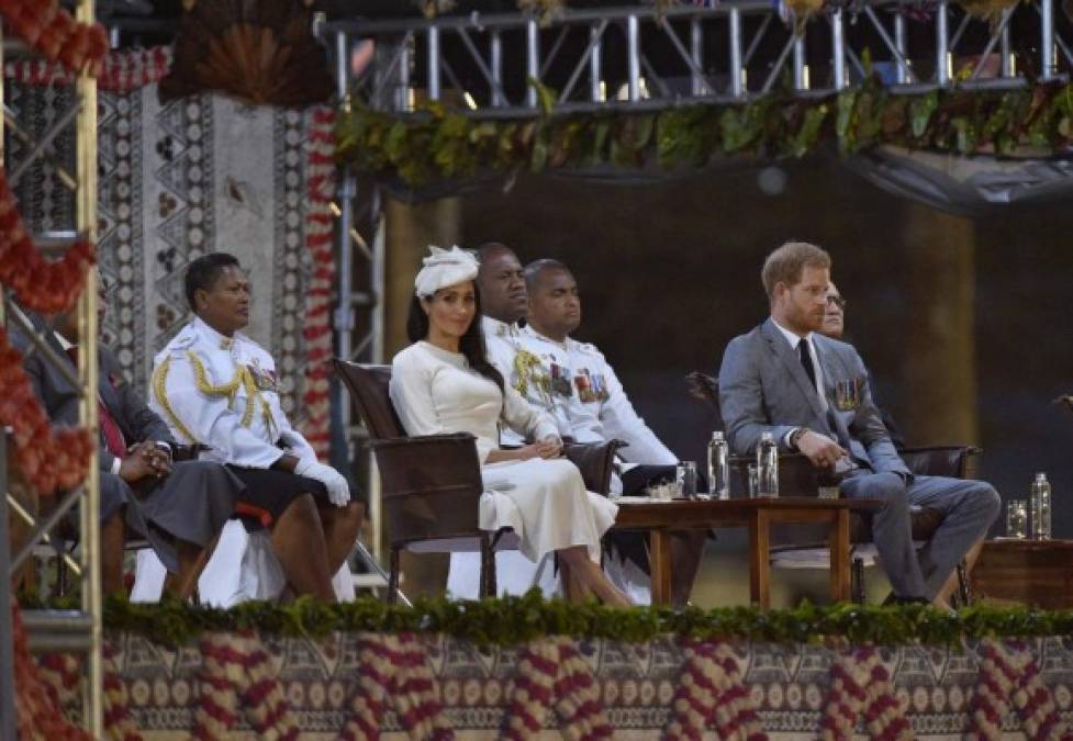 La pareja participó en una ceremonia tradicional, conocida como Veirqaraqaravi Vakavanua, que representa la identidad y el patrimonio cultural de Fiji .<br/>