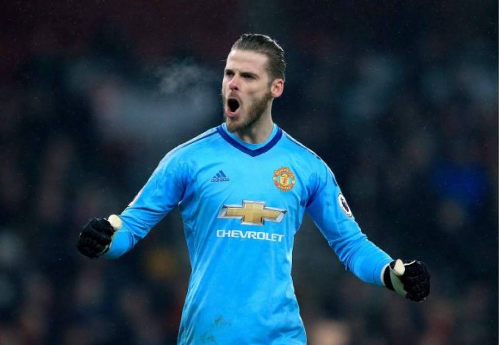 El PSG busca un nuevo portero y parece haber encontrado al sustituto de Gianluigi Buffon. Según la prensa inglesa, el club francés pretende hacerse con los servicios de David De Gea. Los diarios británicos Express y The Sun, aseguran que el PSG, ya le habría comunicado al guardameta español su intención de ficharle el verano que viene. De Gea termina contrato en de junio de 2020, por lo que de no renovar con el Manchester United, llegaría libre a la capital francesa. El París Saint Germain tiene intención de presentar una oferta de cerca de 60 millones de euros al Manchester United.