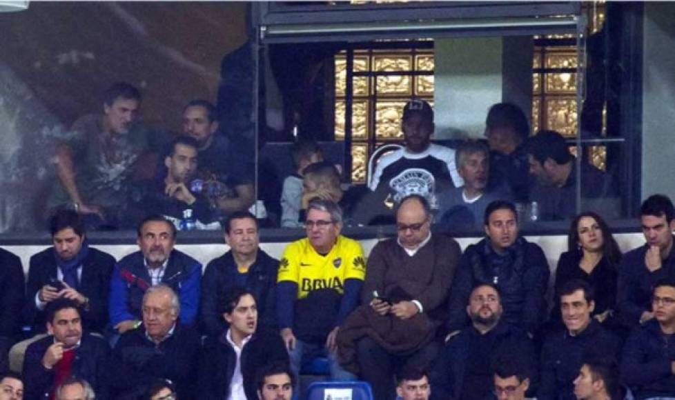 Sergio Busquets, Jordi Alba y Messi viendo el River-Boca.