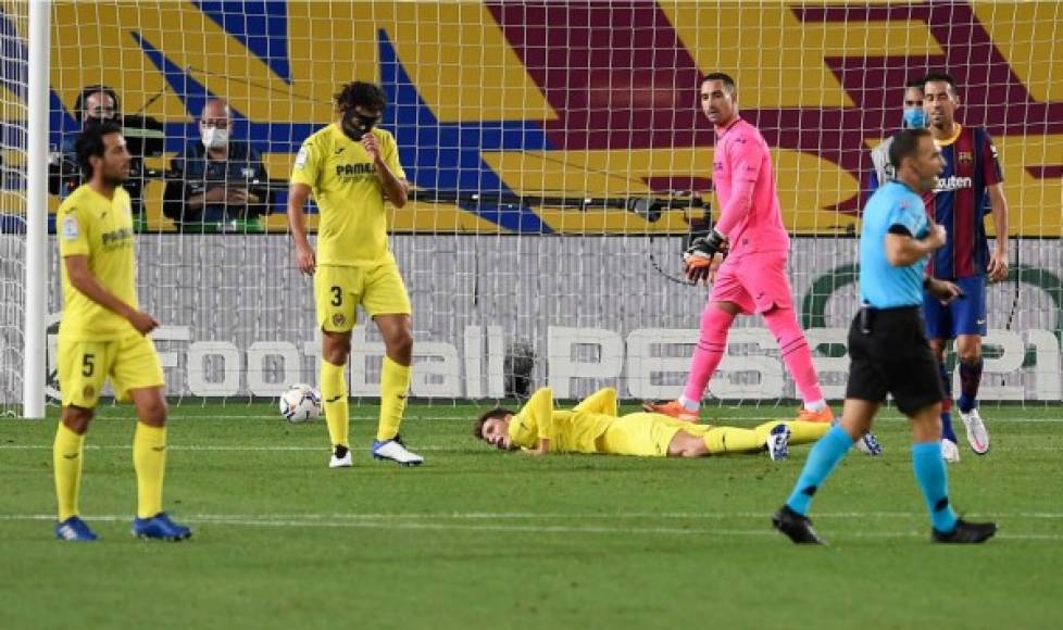 Los jugadores del Villarreal se lamentan tras el autogol del defensa Pau Torres que certificó el 4-0 del Barcelona.