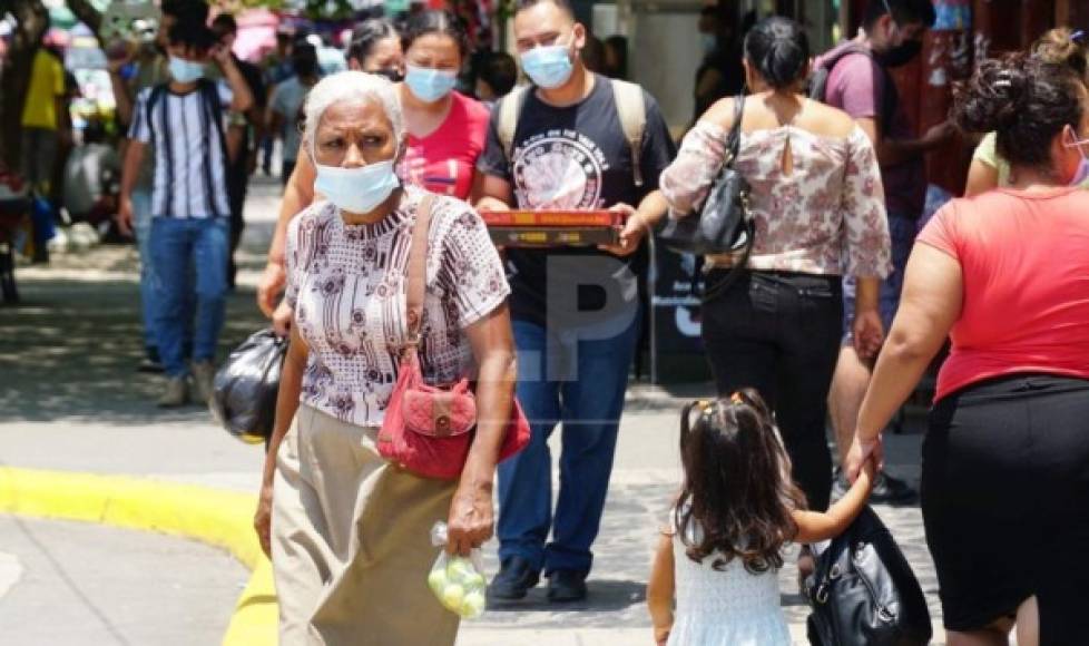 Una hondureña de la tercera edad, captada por el lente de LA PRENSA cerca de la comuna sampedrana. Fotografía: José Cantarero